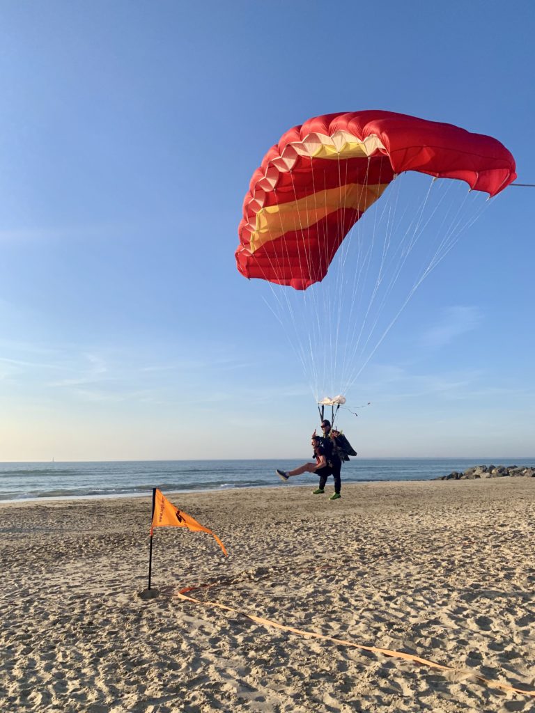 Saut en tandem et atterrissage sur la plage de Soulac