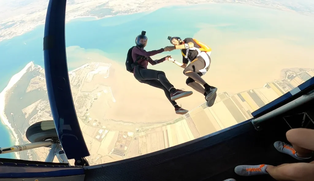 Saut de l'avion lors d'un saut en parachute à Soulac sur Mer en Gironde