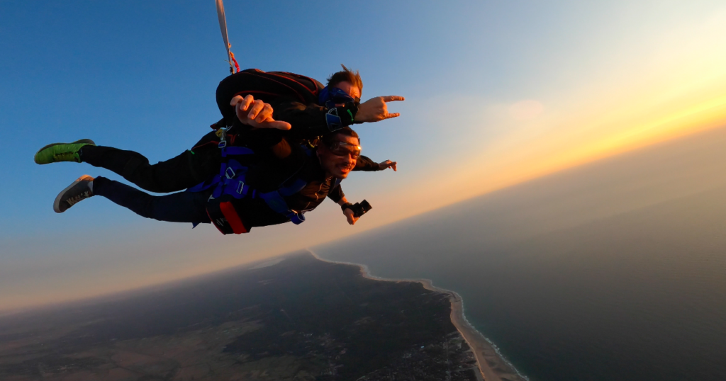 Saut en parachute tandem au coucher de soleil à l'aérodrome de Soulac-sur-Mer avec XLR parachutisme - Gironde