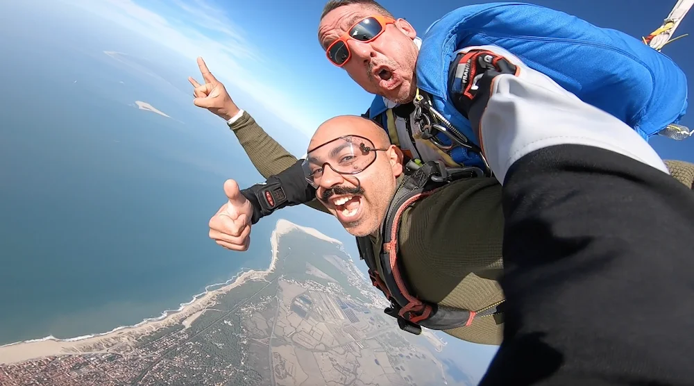 Client en pleine chute libre lors d'un saut en parachute