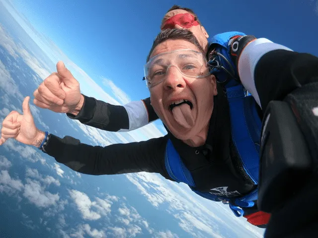 Grimace pendant un saut en parachute à Soulac-sur-Mer