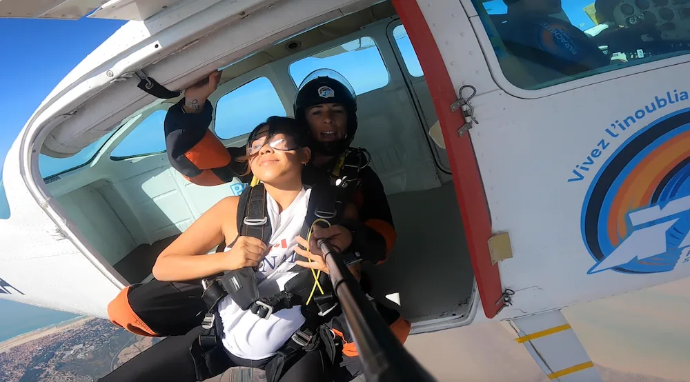 Saut de l'avion au moment du saut en parachute à Soulac sur Mer en Gironde