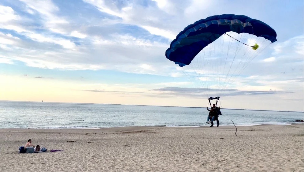 Atterrissage d'un saut en parachute sur la plage de Soulac-sur-Mer, en Gironde